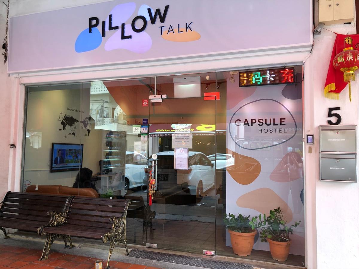 Pillow Talk 2* Singapura